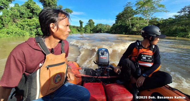 
 Petugas SAR gabungan saat melakukan pencarian korban perahu terbalik di Sungai Meratak, Kutai Timur, Selasa (7/10/2025).