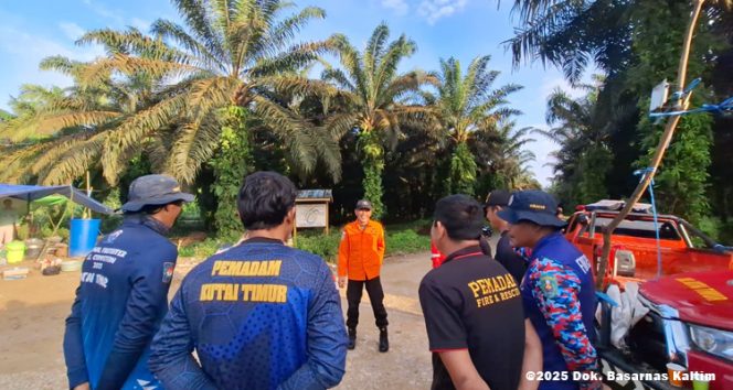 
 Petugas SAR gabungan bersiap melakukan pencarian korban perahu terbalik di Sungai Meratak, Kutai Timur, Rabu (9/10/2025).