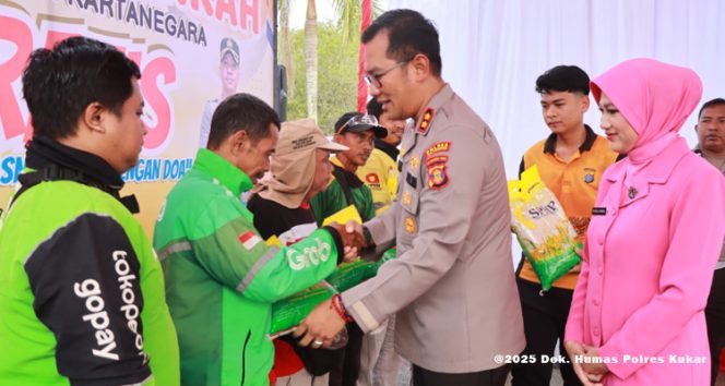
 Kapolres Kutai Kartanegara AKBP Khairul Basyar, didampingi Ketua Bhayangkari Cabang Kutai Kartanegara, Ibu Bella Khairul menyerahkan bantuan kepada driver ojek oline di Tenggarong.