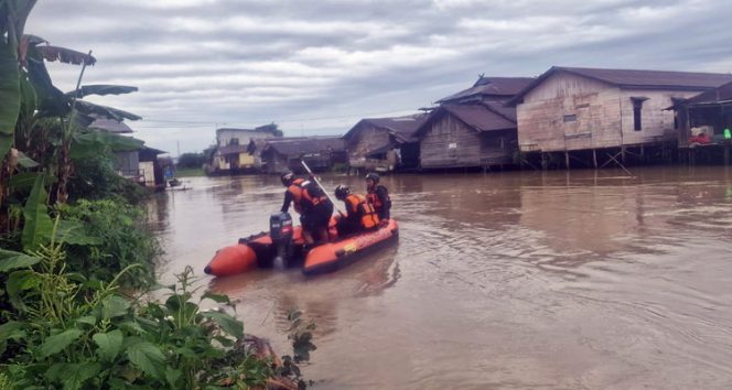 
 Tim SAR gabungan melakukan pencarian terhadap seorang remaja bernama Muhammad Fajar (18) yang dilaporkan tenggelam di Sungai Karang Mumus, Kecamatan Sungai Pinang, Kota Samarinda.