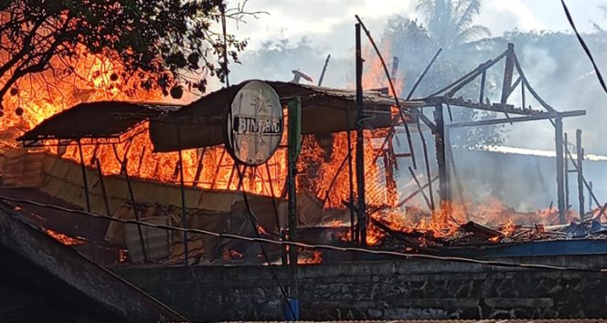 Kebakaran hebat melanda kawasan pemukiman di RT 30 Simpang Kitadin, Desa Bangun Rejo, Kecamatan Tenggarong Seberang, pada Sabtu (25/10/2025) sore.