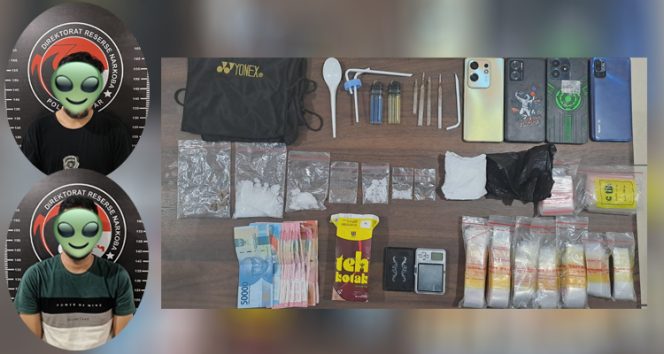 
 Dua tersangka kasus penyalahgunaan narkotika beserta barang bukti berhasil diamankan oleh Satuan Reserse Narkoba (Satresnarkoba) Polres Kutai Kartanegara (Kukar). (Foto. Dok: Satrenarkoba Polres Kukar)