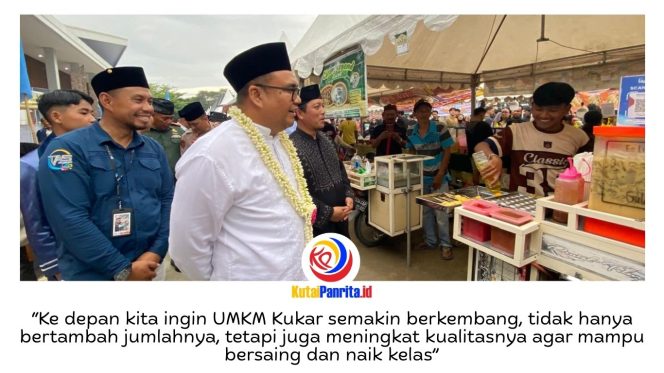 
 Bupati Kutai Kartanegara Aulia Rahman Basri didampingi Plt Kepala Dinas Perindustrian dan Perdagangan Kukar Sayyid Fathullah serta Ketua Panitia kegiatan sekaligus pengelola Tangga Arung Square Adriadi Ashari meninjau Bazar Ramadhan sambil menyapa pelaku UMKM dan warga yang tengah berbelanja menu berbuka puasa. Foto: Fairuzzabady.