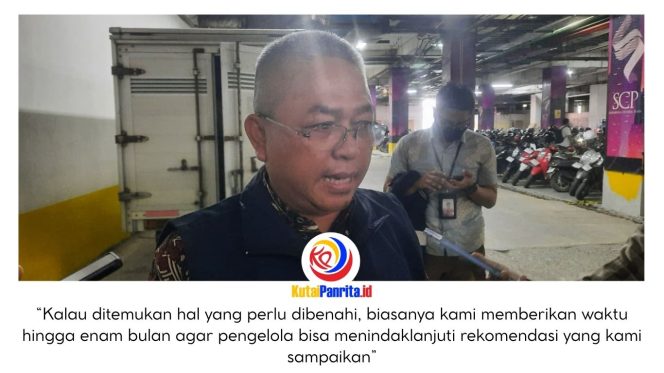 
 Kepala Bidang Tata Lingkungan dan Pertamanan Dinas Lingkungan Hidup (DLH) Kota Samarinda, Basuni, memberikan keterangan kepada awak media usai mendampingi Komisi III DPRD Samarinda dalam inspeksi mendadak (sidak) di Samarinda Central Plaza (SCP), Jumat (6/3/2026). DLH memastikan sebagian besar rekomendasi terkait pengelolaan lingkungan di pusat perbelanjaan tersebut telah dilaksanakan oleh pihak pengelola. Foto: Yana Ashari.