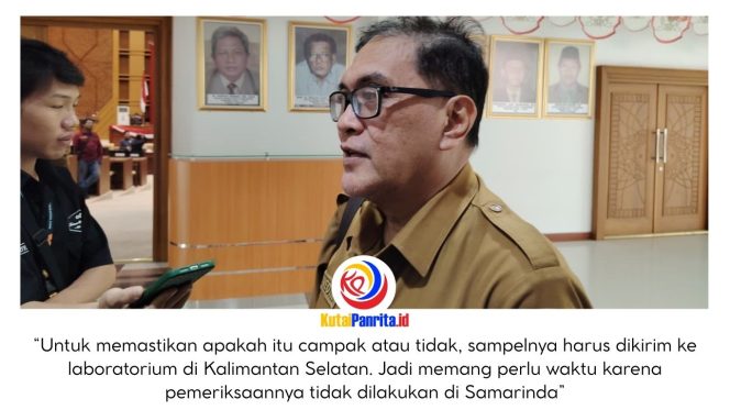 
 Kepala Dinas Kesehatan (Dinkes) Kota Samarinda, Ismed Kusasih, memberikan keterangan pers kepada sejumlah awak media terkait puluhan kasus dugaan campak di Samarinda yang hingga kini masih berstatus suspect dan belum terkonfirmasi positif. Untuk memastikan diagnosis, sampel pasien dikirim ke laboratorium di luar daerah guna menjalani pemeriksaan lanjutan. Foto: Yana Ashari.