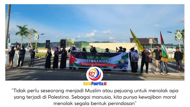 
 Puluhan warga menggelar aksi solidaritas untuk Palestina di kawasan Taman Titik Nol, depan Museum Mulawarman, Tenggarong, Jumat (13/3/2026) menjelang waktu berbuka puasa. Para peserta membawa dan mengibarkan bendera Palestina sebagai simbol dukungan serta kepedulian terhadap rakyat Palestina yang tengah menghadapi konflik berkepanjangan. Foto: Muhammad Fikri Khairi.