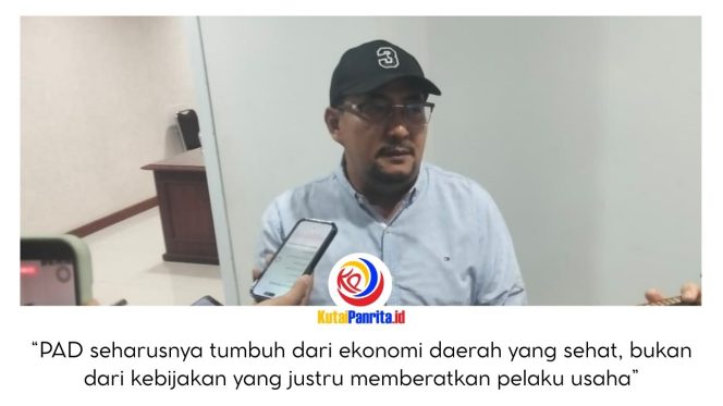 
 Ketua Komisi II DPRD Kota Samarinda, Iswandi, memberikan keterangan terkait sejumlah isu strategis terkait pengelolaan ekonomi daerah, mulai dari relokasi pedagang Pasar Pagi, peningkatan Pendapatan Asli Daerah (PAD), evaluasi kinerja Badan Usaha Milik Daerah (BUMD), hingga penguatan sektor perdagangan dan UMKM. Foto: Yana Ashari.