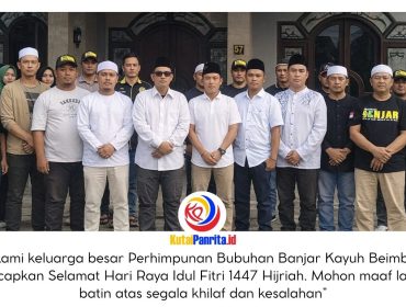 Jajaran pengurus Perhimpunan Bubuhan Banjar Kayuh Beimbai berfoto bersama sembari menyampaikan ucapan Selamat Hari Raya Idul Fitri 1447 Hijriah kepada masyarakat. Foto: Yana Ashari.
