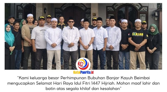 Jajaran pengurus Perhimpunan Bubuhan Banjar Kayuh Beimbai berfoto bersama sembari menyampaikan ucapan Selamat Hari Raya Idul Fitri 1447 Hijriah kepada masyarakat. Foto: Yana Ashari.