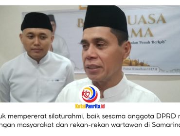 Ketua DPRD Kota Samarinda, Helmi Abdullah, memberikan keterangan kepada awak media terkait kegiatan buka puasa bersama yang digelar Dewan Perwakilan Rakyat Daerah (DPRD) Kota Samarinda. Kegiatan ini rutin dilaksanakan sebagai wadah mempererat kebersamaan antara anggota dewan, masyarakat, serta para pemangku kepentingan di Kota Samarinda. Foto: Yana Ashari.