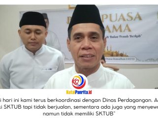 Ketua DPRD Kota Samarinda, Helmi Abdullah, memberikan keterangan kepada awak media terkait perlunya Pemerintah Kota (Pemkot) Samarinda segera menyelesaikan persoalan penataan pedagang yang berkaitan dengan Surat Keterangan Tempat Usaha Berdagang (SKTUB) di kawasan Pasar Pagi Samarinda. Foto: Yana Ashari.