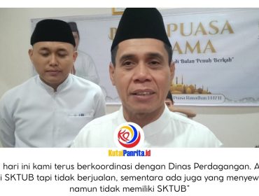 Ketua DPRD Kota Samarinda, Helmi Abdullah, memberikan keterangan kepada awak media terkait perlunya Pemerintah Kota (Pemkot) Samarinda segera menyelesaikan persoalan penataan pedagang yang berkaitan dengan Surat Keterangan Tempat Usaha Berdagang (SKTUB) di kawasan Pasar Pagi Samarinda. Foto: Yana Ashari.