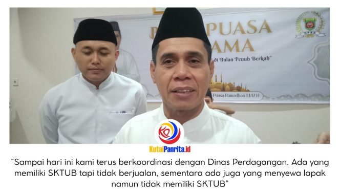 
 Ketua DPRD Kota Samarinda, Helmi Abdullah, memberikan keterangan kepada awak media terkait perlunya Pemerintah Kota (Pemkot) Samarinda segera menyelesaikan persoalan penataan pedagang yang berkaitan dengan Surat Keterangan Tempat Usaha Berdagang (SKTUB) di kawasan Pasar Pagi Samarinda. Foto: Yana Ashari.