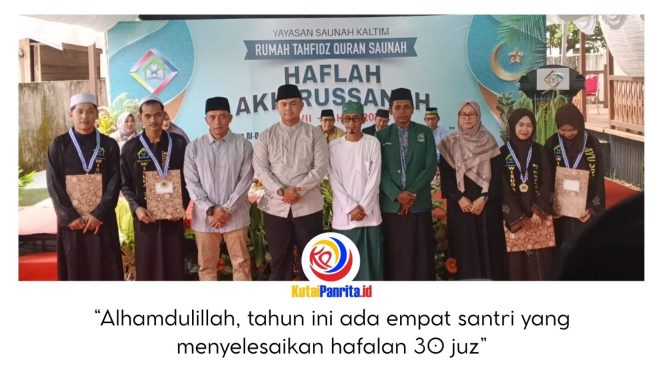
 Jajaran pengurus Yayasan Rumah Tahfidz Saunah Kaltim berfoto bersama para santri yang berhasil menuntaskan hafalan 30 juz Al-Qur’an usai kegiatan Haflah Akhirussanah ke-VII. Acara tersebut digelar di halaman Kantor Yayasan Rumah Tahfidz Sauna Kaltim, Jalan Mawar RT 12, Kelurahan Sukarame, Kamis (12/3/2026), sebagai bentuk apresiasi atas capaian para santri dalam menghafal Al-Qur’an. Foto: Indirwan.