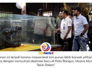 Suasana wisatawan saat berkunjung ke Museum Kayu Tuah Himba, Tenggarong, beberapa waktu lalu. Para pengunjung mendapat pendampingan dari Koordinator Museum Kayu, Sophyan Hadi. Dok: Fairuzzabady/Fikri.