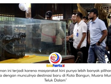 Suasana wisatawan saat berkunjung ke Museum Kayu Tuah Himba, Tenggarong, beberapa waktu lalu. Para pengunjung mendapat pendampingan dari Koordinator Museum Kayu, Sophyan Hadi. Dok: Fairuzzabady/Fikri.