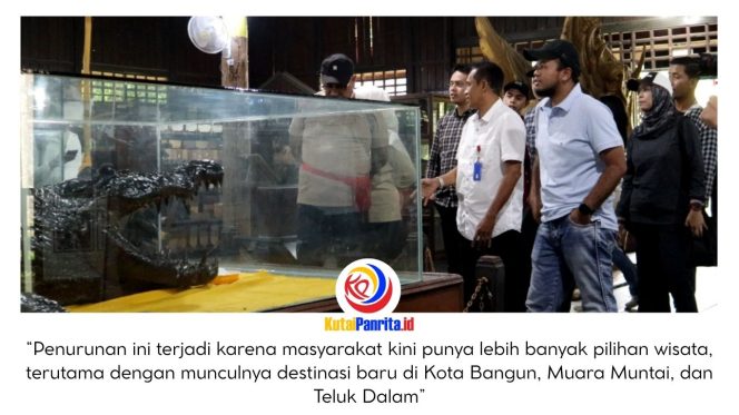 
 Suasana wisatawan saat berkunjung ke Museum Kayu Tuah Himba, Tenggarong, beberapa waktu lalu. Para pengunjung mendapat pendampingan dari Koordinator Museum Kayu, Sophyan Hadi. Dok: Fairuzzabady/Fikri.