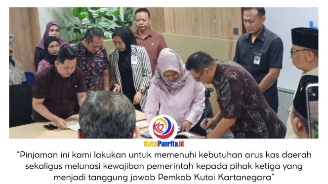 
 Kegiatan penandatanganan akad kredit antara Pemerintah Kabupaten Kutai Kartanegara dengan Bank KaltimTara untuk memenuhi kebutuhan arus kas daerah sekaligus menyelesaikan kewajiban kepada pihak ketiga. Penandatanganan tersebut dihadiri Bupati Kutai Kartanegara Aulia Rahman Basri bersama Sekretaris Daerah Sunggono dalam kegiatan yang berlangsung di Tenggarong. Foto: Indirwan.