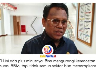 Ketua Komisi I DPRD Kota Samarinda, Samri Shaputra, memberikan keterangan terkait rencana pemerintah pusat menerapkan kebijakan Work From Home (WFH) satu hari dalam sepekan bagi ASN dan sektor swasta tertentu pasca Lebaran 2026. Foto: Yana Ashari.