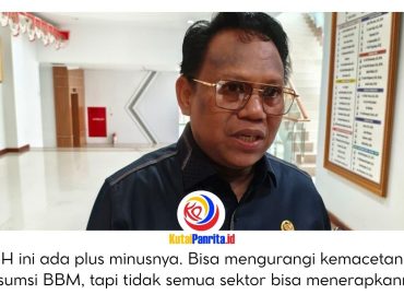 Ketua Komisi I DPRD Kota Samarinda, Samri Shaputra, memberikan keterangan terkait rencana pemerintah pusat menerapkan kebijakan Work From Home (WFH) satu hari dalam sepekan bagi ASN dan sektor swasta tertentu pasca Lebaran 2026. Foto: Yana Ashari.