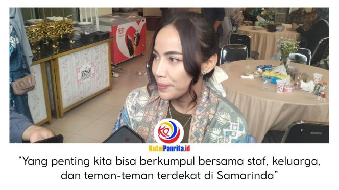 
 Wakil Ketua DPRD Kota Samarinda, Celni Pita Sari, memberikan keterangan kepada awak media terkait kegiatan Open House Halal Bihalal yang digelar di kediamannya, Perumahan Pondok Alam Indah, Jalan A.W. Syahranie, Samarinda, Senin (23/3/2026). Foto: Yana Ashari.