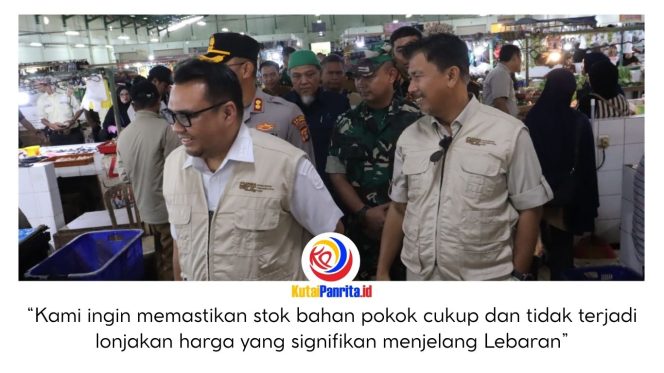 
 Bupati Kutai Kartanegara, Aulia Rahman Basri, didampingi Sekretaris Daerah Kukar Sunggono, unsur Forkopimda, perwakilan Bank Indonesia, BPOM, serta sejumlah Organisasi Perangkat Daerah terkait, melakukan pemantauan harga dan ketersediaan bahan pokok di Pasar Mangkurawan, Tenggarong, Senin (16/3/2026). Kegiatan ini dilakukan untuk memastikan stabilitas harga serta kecukupan stok sembako menjelang Hari Raya Idulfitri 1447 Hijriah. Dok: www.kukarpaper.com