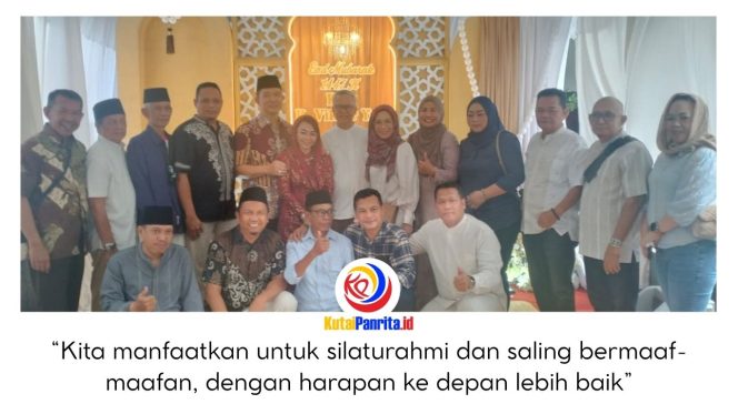 
 Anggota DPRD Kota Samarinda, Viktor Yuan, berfoto bersama para tamu undangan dalam kegiatan Open House dan Halal Bihalal Idulfitri 1447 Hijriah di kediamannya, Perumahan Bumi Sempaja City, Blok FC No. 33, Samarinda, Senin (23/3/2026). Foto: Yana Ashari.
