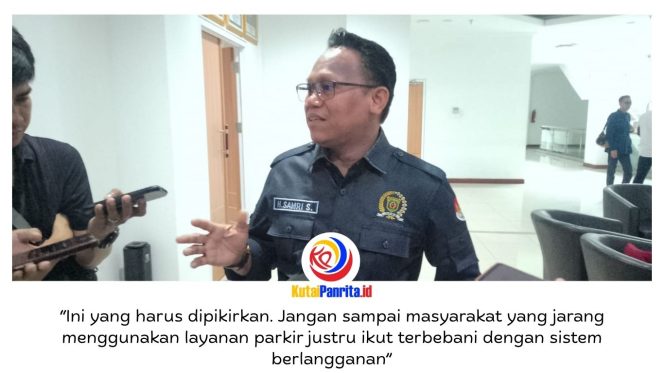 
 Ketua Komisi I DPRD Kota Samarinda, Samri Shaputra, memberikan keterangan pers kepada awak media terkait pandangannya mengenai rencana kebijakan parkir berlangganan yang tengah menjadi perhatian publik, Rabu (22/4/2026). (Foto: Fathur Rabbany)