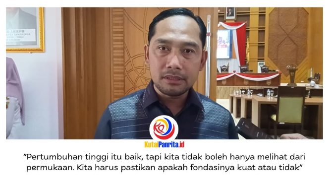 
 Wakil Ketua Pansus LKPJ DPRD Kota Samarinda, Abdul Rohim, memberikan keterangan terkait pembahasan arah dan kualitas pertumbuhan ekonomi daerah dalam Rapat Dengar Pendapat (RDP) Pansus LKPJ Tahun Anggaran 2025, Rabu (22/4/2026). Rapat digelar di Ruang Rapat Utama Lantai 2 DPRD Samarinda dengan menghadirkan sejumlah OPD terkait. (Foto: Fathur Rabbany)