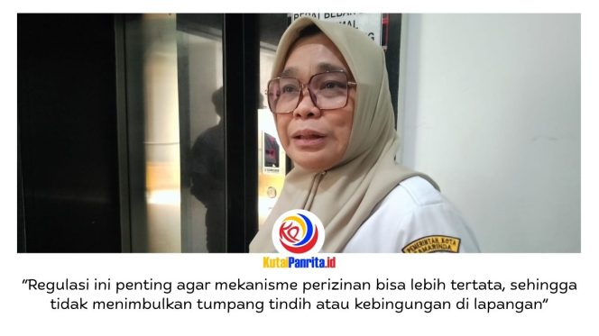 
 Kepala DPMPTSP Kota Samarinda, Desy Damayanti, memberikan keterangan terkait dukungan penuh terhadap penyusunan regulasi guna menata sistem perizinan reklame agar lebih tertib, jelas, dan transparan. (Foto: Fathur Rabbany)