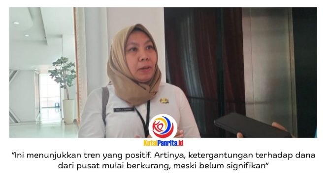 
 Kepala Bagian Ekonomi Setda Kota Samarinda, Nadya Turisna, memberikan keterangan terkait realisasi kontribusi PAD yang mencapai sekitar 21 persen, melampaui target awal sebesar 20 persen. Hal itu disampaikannya usai mengikuti Rapat Dengar Pendapat (RDP) di DPRD Kota Samarinda, Rabu (22/4/2026). Foto: Fathur Rabbany.