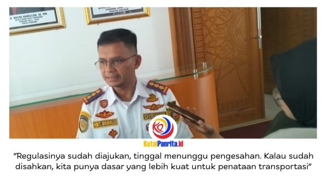
 Kepala Dishub Samarinda, Hotmarulitua Manalu, memberikan keterangan terkait dorongan percepatan pengesahan Rancangan Peraturan Daerah (Raperda) tentang Penyelenggaraan Transportasi sebagai upaya memperkuat penataan sistem transportasi yang lebih tertib dan aman. Foto: Fathur Rabbany.