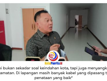 Achmad Sukamto memberikan keterangan kepada awak media usai mengikuti Rapat Dengar Pendapat (RDP) Pansus LKPJ DPRD Kota Samarinda terkait penataan utilitas kabel telekomunikasi yang dinilai masih semrawut. Foto: Fathur.
