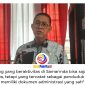 Kepala Disdukcapil Kota Samarinda, Eko Suprayetno, memberikan keterangan kepada awak media usai mengikuti Rapat Dengar Pendapat (RDP) di DPRD Kota Samarinda, Kamis (9/4/2026). Ia menegaskan pentingnya validitas data administrasi kependudukan serta menjelaskan perbedaan antara jumlah penduduk resmi dan warga yang berdomisili sementara di Kota Samarinda. Foto: Yana Ashari.