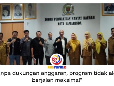 Ketua Komisi IV DPRD Samarinda Mohammad Novan Syahronny Pasie bersama anggota dan Kepala DPPKB Samarinda berfoto usai rapat hearing, Selasa (28/4/2026), di Ruang Rapat Gabungan DPRD Samarinda. Foto: Fathur Rabbany.