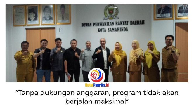 
 Ketua Komisi IV DPRD Samarinda Mohammad Novan Syahronny Pasie bersama anggota dan Kepala DPPKB Samarinda berfoto usai rapat hearing, Selasa (28/4/2026), di Ruang Rapat Gabungan DPRD Samarinda. Foto: Fathur Rabbany.