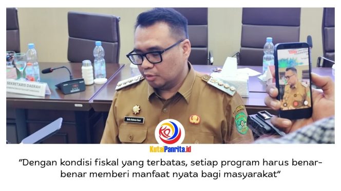 
 Bupati Kutai Kartanegara, Aulia Rahman Basri, memberikan keterangan kepada awak media usai menghadiri Musyawarah Perencanaan Pembangunan (Musrenbang) RKPD Kukar Tahun 2027 di Kantor Bappeda Kukar, Senin (20/4/2026). Foto: Akmal.