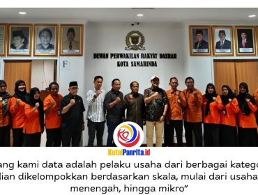 Foto bersama Kepala BPS Kota Samarinda, Supriyanto, beserta jajaran dengan Ketua Komisi II DPRD Kota Samarinda, Iswandi, dan jajaran usai rapat audiensi dan sosialisasi di DPRD Kota Samarinda, Rabu (15/4/2026). Foto: Yana Ashari.