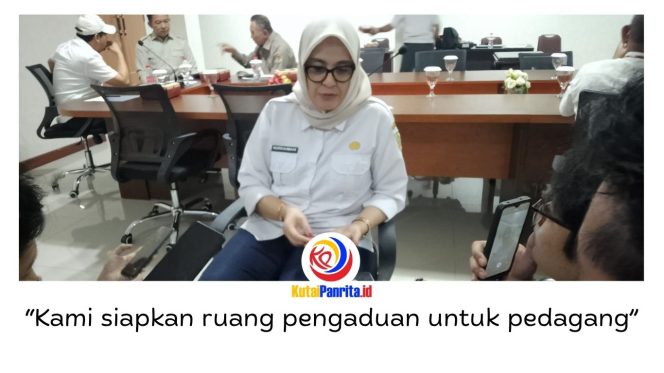 
 Kepala Disdag Kota Samarinda, Nurrahmani (Yama), memberikan keterangan terkait penataan dan distribusi kios Pasar Pagi serta mekanisme pengaduan bagi pedagang. Foto: Fathur Rabbany.