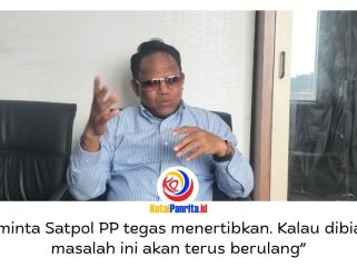 Ketua Komisi I DPRD Kota Samarinda, Samri Shaputra, memberikan keterangan terkait maraknya aktivitas usaha yang memanfaatkan badan jalan sebagai area parkir. Ia menilai praktik tersebut mengganggu kepentingan umum serta berpotensi menimbulkan kemacetan hingga kecelakaan lalu lintas. Foto: Yana Ashari.