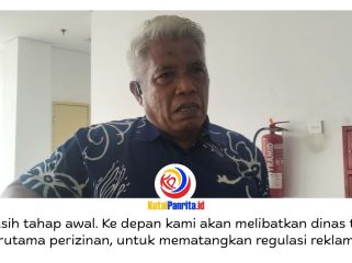 Ketua Panitia Khusus (Pansus) I DPRD Kota Samarinda, Markaca, memberikan keterangan terkait Raperda Penyelenggaraan, Perizinan, dan Penataan Reklame, Senin (13/4/2026), usai rapat pembahasan. Foto: Yana Ashari.