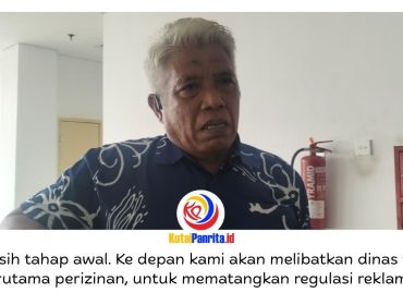 Ketua Panitia Khusus (Pansus) I DPRD Kota Samarinda, Markaca, memberikan keterangan terkait Raperda Penyelenggaraan, Perizinan, dan Penataan Reklame, Senin (13/4/2026), usai rapat pembahasan. Foto: Yana Ashari.