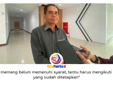 Ketua DPRD Samarinda, Helmi Abdullah, memberikan keterangan kepada awak media terkait penghentian sementara 12 dapur Satuan Pelayanan Pemenuhan Gizi (SPPG) dalam program Makan Bergizi Gratis (MBG), Jumat (10/4/2026). Foto: Yana Ashari.