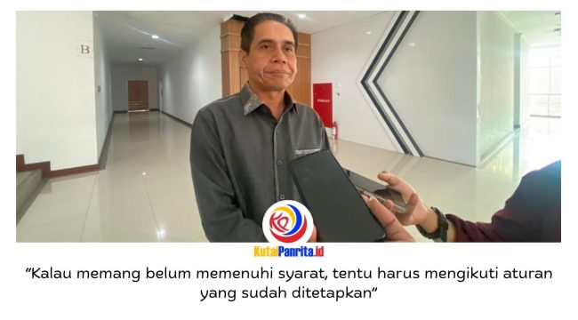 Ketua DPRD Samarinda, Helmi Abdullah, memberikan keterangan kepada awak media terkait penghentian sementara 12 dapur Satuan Pelayanan Pemenuhan Gizi (SPPG) dalam program Makan Bergizi Gratis (MBG), Jumat (10/4/2026). Foto: Yana Ashari.