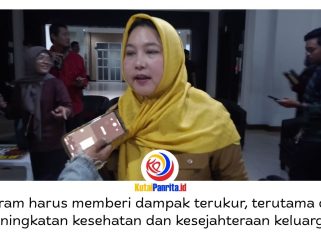 Kepala DPPKB Samarinda Deasy Evriyani memberikan keterangan usai rapat dengar pendapat dengan Komisi IV DPRD Samarinda, Selasa (28/4/2026), terkait penguatan program Kampung KB agar berdampak nyata dalam menekan stunting dan persoalan sosial. Foto: Fathur Rabbany.