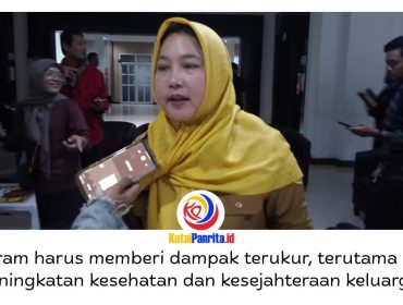 Kepala DPPKB Samarinda Deasy Evriyani memberikan keterangan usai rapat dengar pendapat dengan Komisi IV DPRD Samarinda, Selasa (28/4/2026), terkait penguatan program Kampung KB agar berdampak nyata dalam menekan stunting dan persoalan sosial. Foto: Fathur Rabbany.