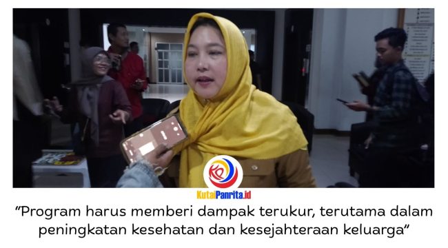 Kepala DPPKB Samarinda Deasy Evriyani memberikan keterangan usai rapat dengar pendapat dengan Komisi IV DPRD Samarinda, Selasa (28/4/2026), terkait penguatan program Kampung KB agar berdampak nyata dalam menekan stunting dan persoalan sosial. Foto: Fathur Rabbany.