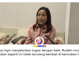 Wakil Ketua DPRD Kota Samarinda, Celni Pita Sari, memberikan keterangan kepada awak media terkait keprihatinannya atas insiden yang menimpa seorang jurnalis perempuan saat meliput aksi demonstrasi. Ia menyayangkan adanya dugaan tindakan represif di tengah penyampaian aspirasi masyarakat dan menegaskan bahwa demonstrasi seharusnya berlangsung aman, tertib, serta tanpa gesekan yang merugikan pihak mana pun. Foto: Fathur Rabbany.