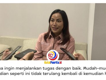 Wakil Ketua DPRD Kota Samarinda, Celni Pita Sari, memberikan keterangan kepada awak media terkait keprihatinannya atas insiden yang menimpa seorang jurnalis perempuan saat meliput aksi demonstrasi. Ia menyayangkan adanya dugaan tindakan represif di tengah penyampaian aspirasi masyarakat dan menegaskan bahwa demonstrasi seharusnya berlangsung aman, tertib, serta tanpa gesekan yang merugikan pihak mana pun. Foto: Fathur Rabbany.