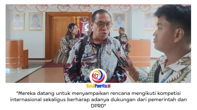 
 Kepala Bidang Kebudayaan Dinas Pendidikan dan Kebudayaan Kota Samarinda, Barlin Hady Kesuma, memberikan keterangan terkait audiensi dengan perwakilan Borneo Cantata yang memaparkan rencana keberangkatan mereka ke luar negeri untuk mengikuti kompetisi internasional. Foto: Fathur Rabbany.
